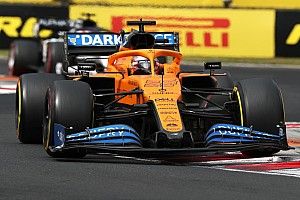 Ezzel a céges McLarennel érkezett meg Sainz Silverstone-ba