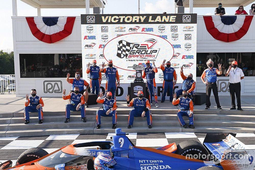 Race Winner Scott Dixon, Chip Ganassi Racing Honda and team posing after the race victory