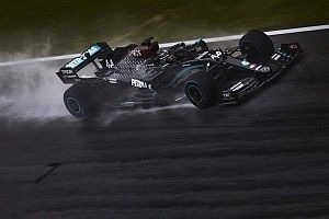 Hamilton se lleva una pole aplastante con lluvia y Pérez es 17°