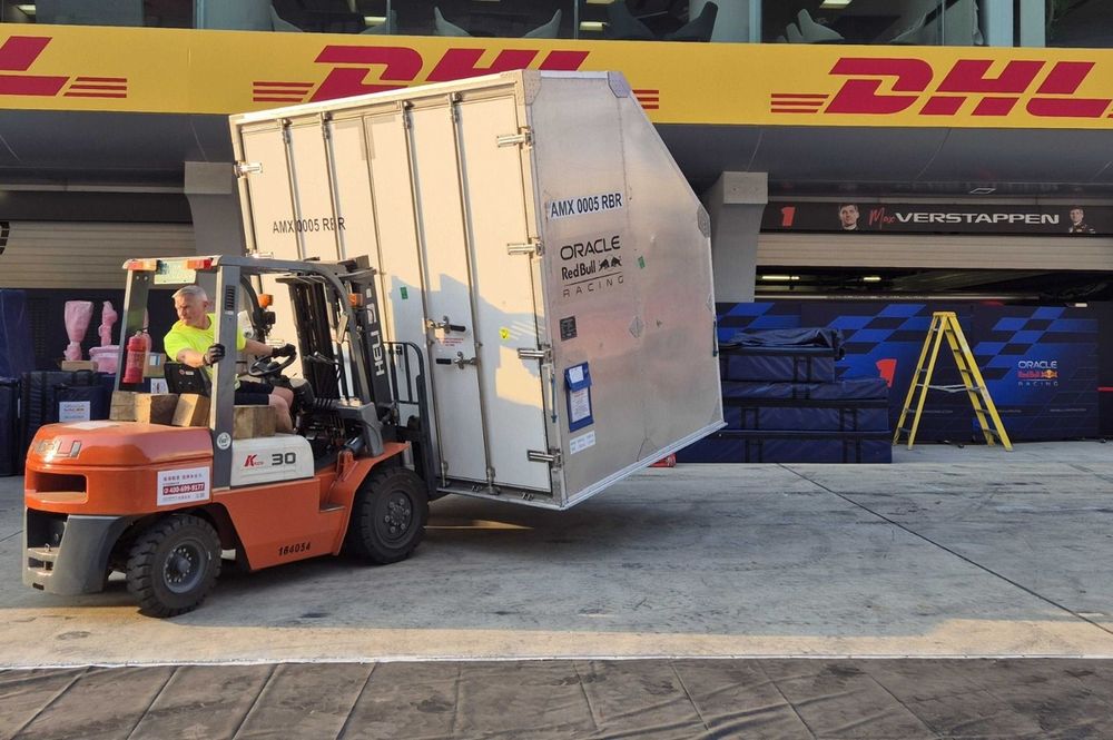 Carga de Red Bull en el pitlane
