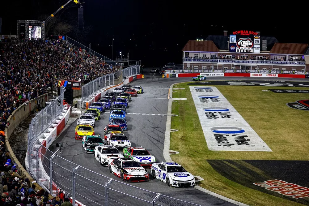 Chase Elliott, Hendrick Motorsports Chevrolet, Denny Hamlin, Joe Gibbs Racing Toyota