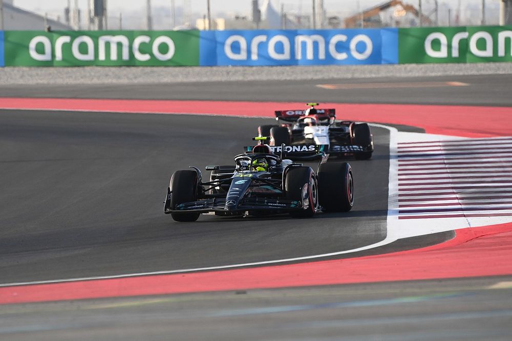 Lewis Hamilton, Mercedes F1 W14, Yuki Tsunoda, AlphaTauri AT04