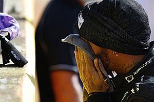 هاميلتون يصرّ بأنّ فيرشتابن لم يترك له مساحةً كافية قبل الحادث في سيلفرستون