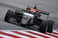 Powell z pole position