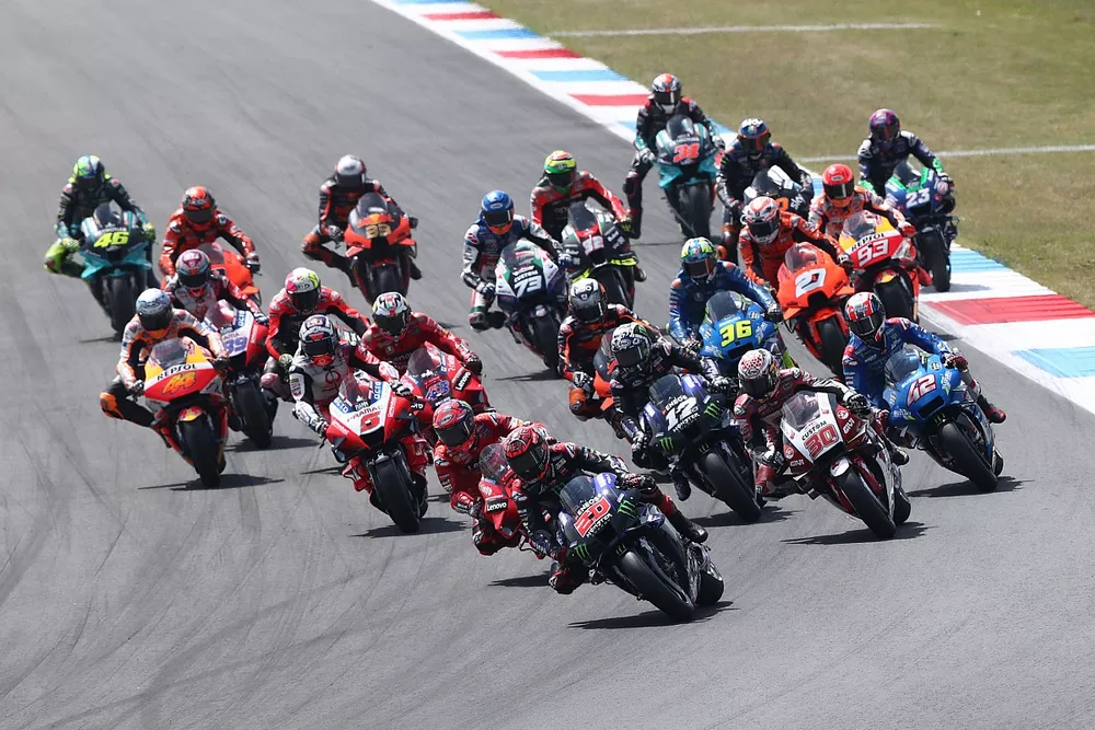Fabio Quartararo, Yamaha Factory Racing leads at the race start