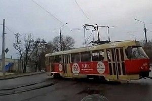 Autózol a városban és szembejön egy elszabadult villamos, mit teszel?
