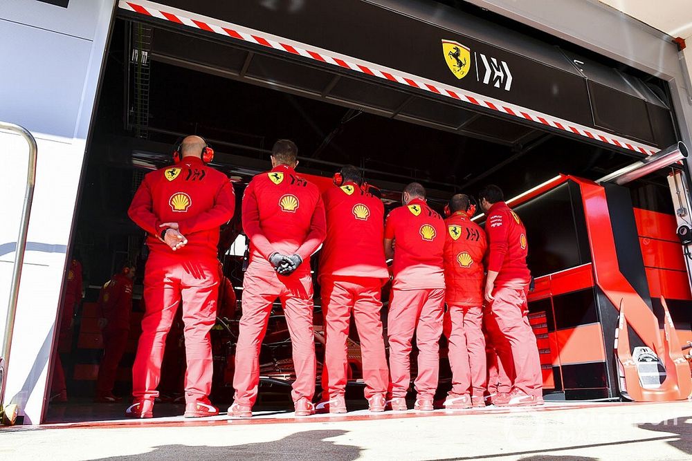 I meccanici Ferrari fanno muro per nascondere la SF1000