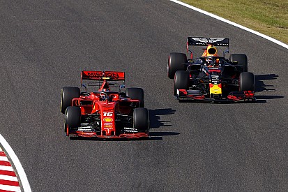 Leclerc prowadził SF90 jedną ręką