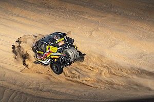Full laza: borulás a Dakar Ralin, de megy is tovább (videó)