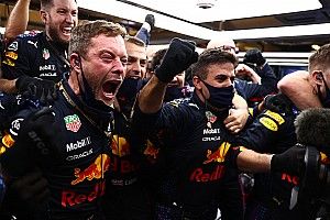 Érzelmi hullámvasút a garázsban – az utolsó kör a Red Bull szerelőinek szemszögéből (videó)