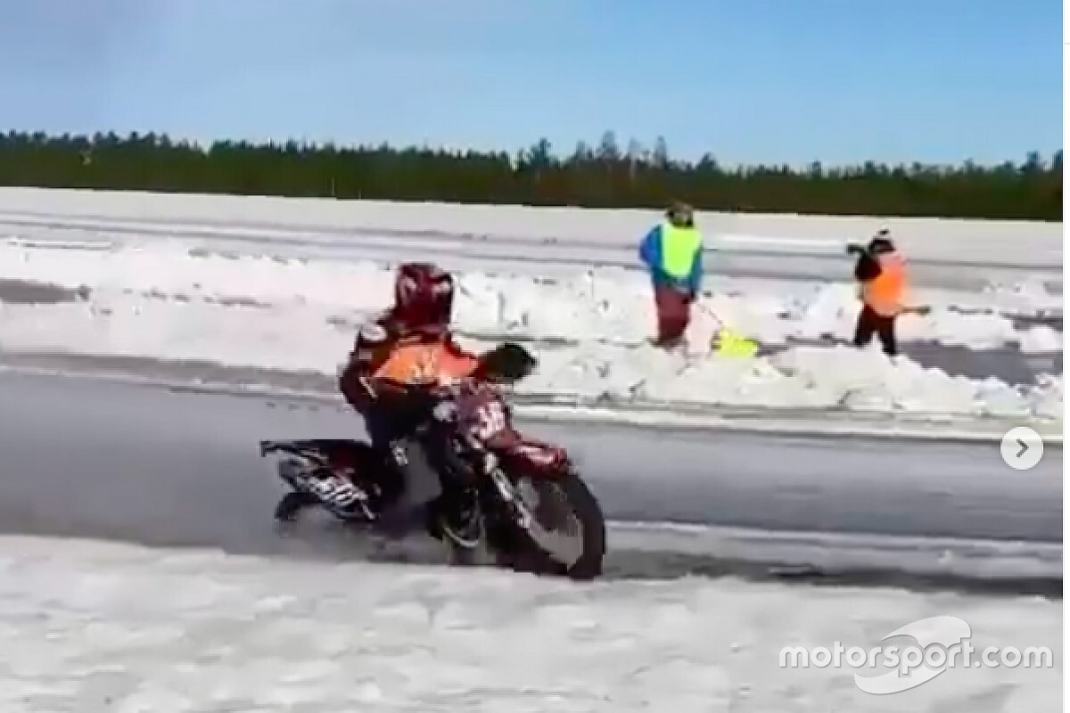 Piloto de KTM se fractura la pierna en carrera de motos sobre hielo