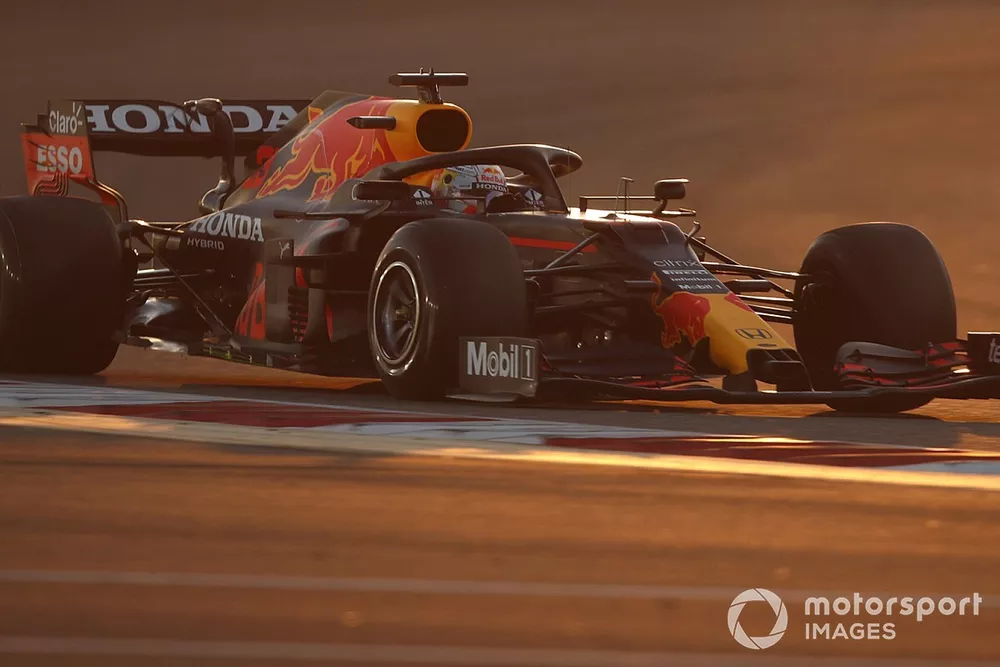Max Verstappen, Red Bull Racing RB16B 