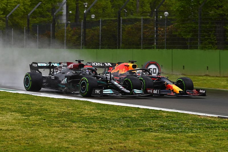 H&auml;kkinent Schumacher elleni csat&aacute;ira eml&eacute;kezteti Hamilton &eacute;s Verstappen p&aacute;rharca