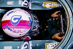 Vettel: a büszkeségem nem állt a rózsaszín sisakra váltás útjába