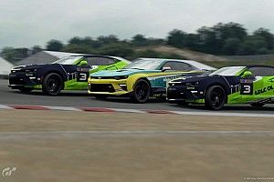 VIDEO: Bloedstollende driestrijd in eerste race KNAF Digital Winter Cup