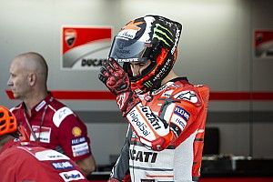 Lorenzo ingessato: si è lussato l'alluce destro ed ha anche una microfrattura