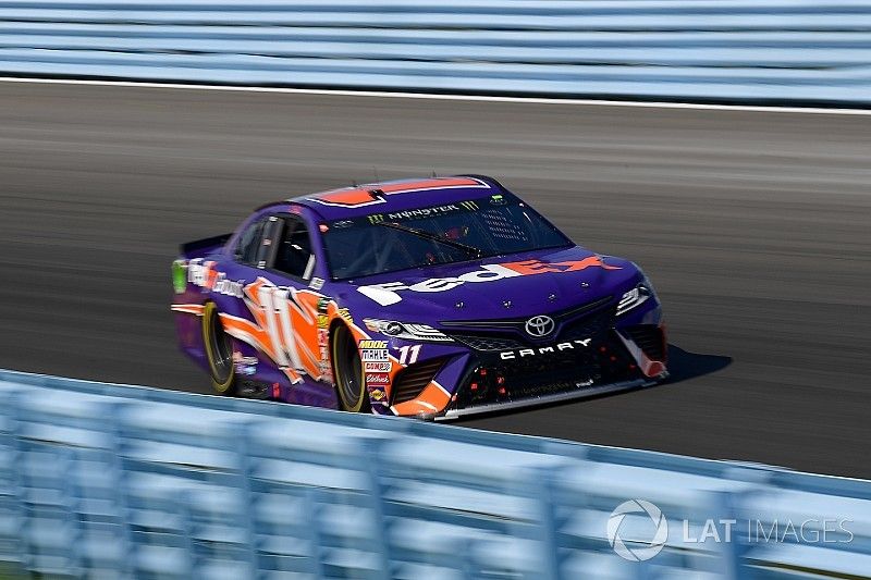 Denny Hamlin batte il compagno di squadra Kyle Busch e centra la pole position in Michigan
