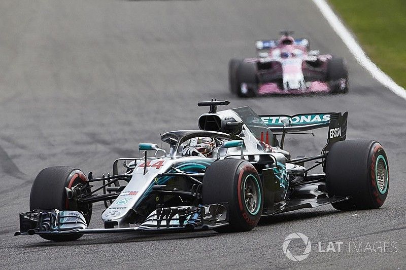 Lewis Hamilton, Mercedes AMG F1 W09, devant Sergio Perez, Racing Point Force India VJM11