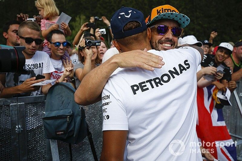 Hamilton, emocionado por las felicitaciones de Alonso y Vettel