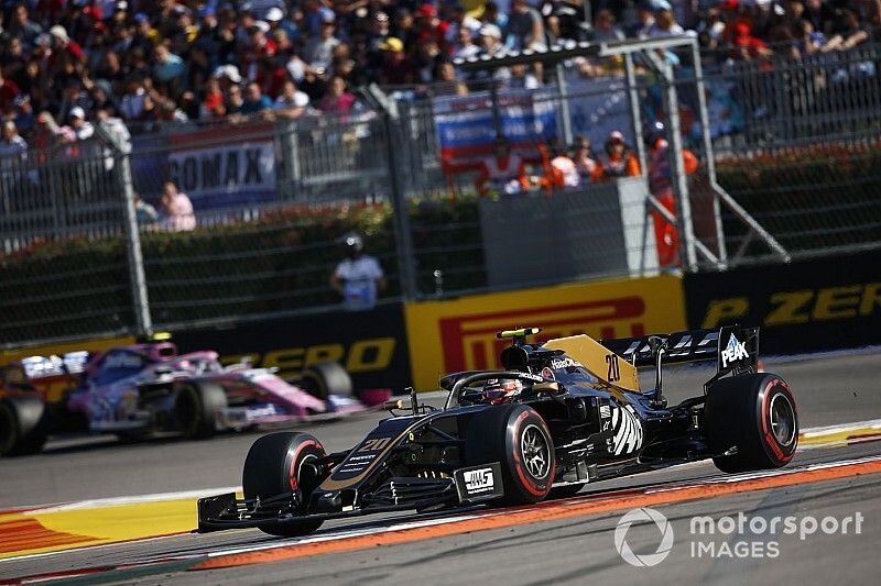 Kevin Magnussen, Haas F1 Team VF-19, leads Lance Stroll, Racing Point RP19