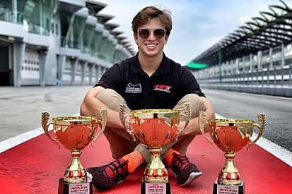 Bruno Carneiro vence em Sepang e se aproxima de líder da Fórmula Renault Asiática