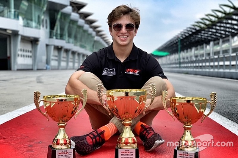Bruno Carneiro vence em Sepang e se aproxima de líder da Fórmula Renault Asiática