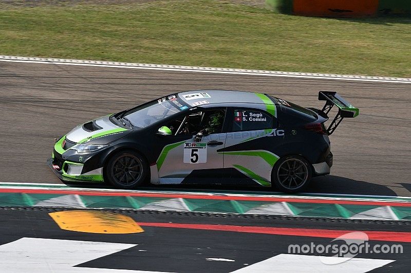 Stefano Comini alla partenza delle gare TCR Italia a Imola