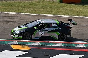 Stefano Comini alla partenza delle gare TCR Italia a Imola
