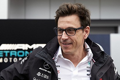 Wolff nem hagyja el a Mercedest, az F1 vezetése kedvéért sem