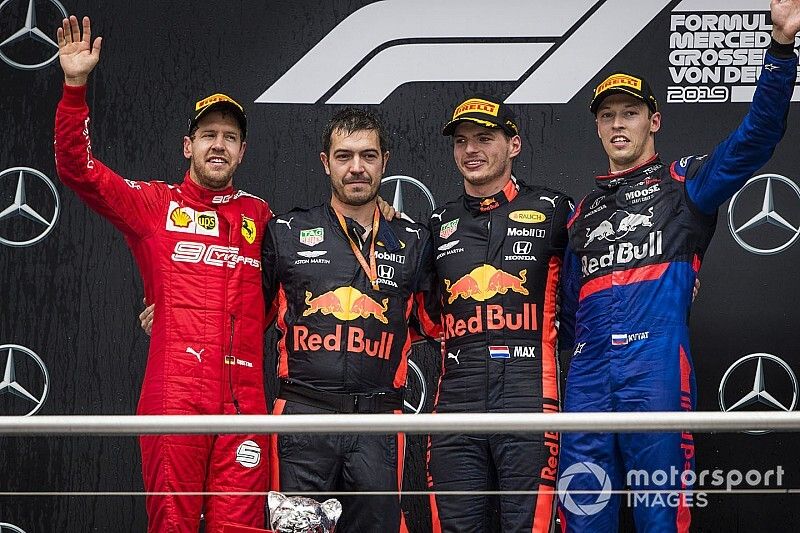 Sebastian Vettel, Ferrari, 2e plaats, Guillaume Rocquelin, Head of Race Engineering, Red Bull Racing, Max Verstappen, Red Bull Racing, 1e plaats, en Daniil Kvyat, Toro Rosso, 3e plaats