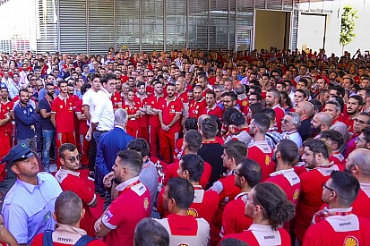 Ünnepséget tartott a Ferrari Leclerc két győzelme után, Vettel csak telefonon volt ott