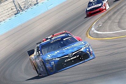 Gana Busch, pero Suárez amplía liderato en campeonato de Xfinity