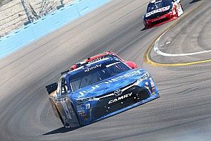 Gana Busch, pero Suárez amplía liderato en campeonato de Xfinity