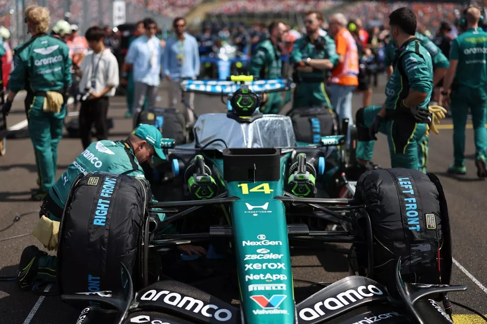 El Aston Martin de Fernando Alonso en la parrilla de Hungr&iacute;a
