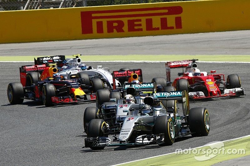 Nico Rosberg, Mercedes AMG F1 W07 Hybrid mène devant son coéquipier Lewis Hamilton, Mercedes AMG F1 W07 Hybrid au départ de la course