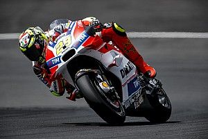 Гонщики Ducati доминировали во второй день тестов в Австрии