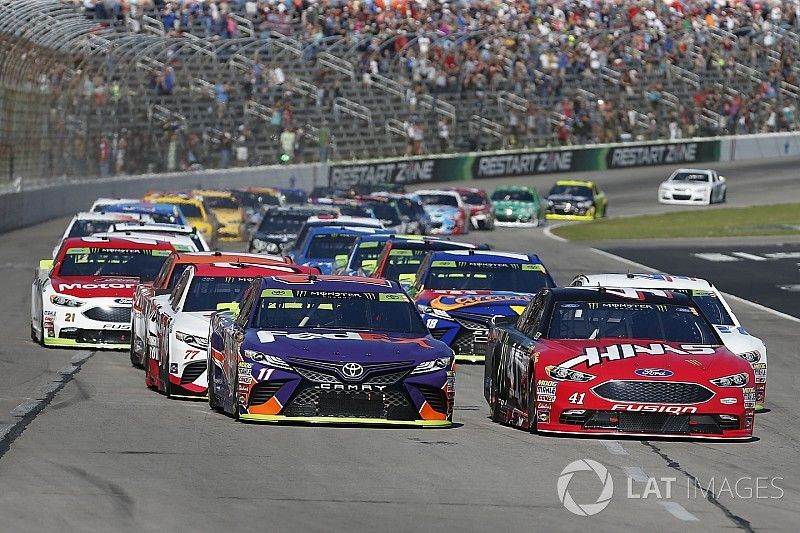 Denny Hamlin, Joe Gibbs Racing Toyota Kurt Busch, Stewart-Haas Racing Ford