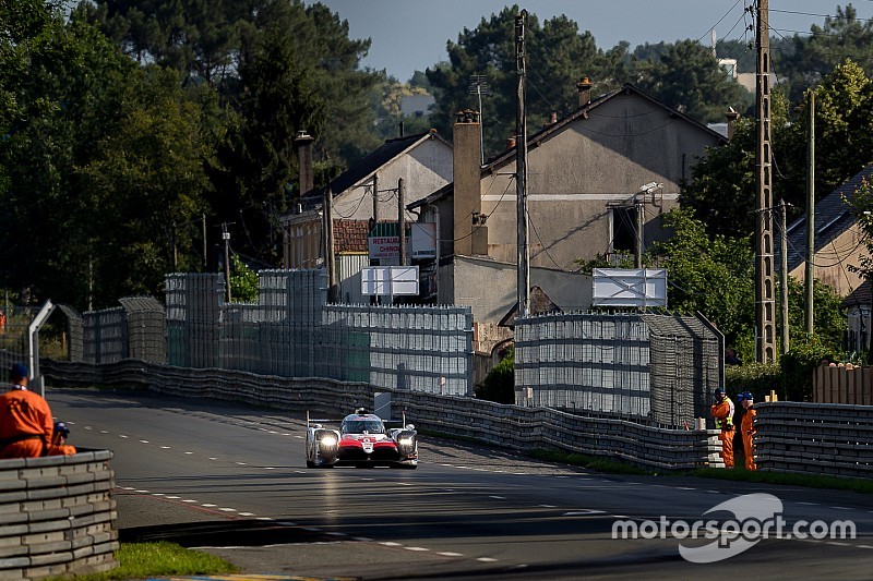 Le Mans uur 4: Alonso en Toyota aan de leiding