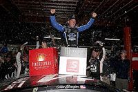 Clint Bowyer gana carrera afectada por lluvia