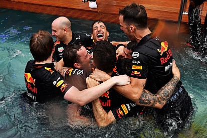 ÉLŐ F1-ES MŰSOR: Ricciardo a hős, Verstappen mélyen, Vettel tapad Hamiltonra (LIVE)