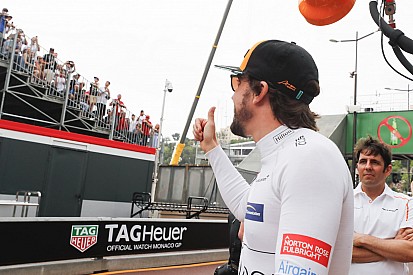 Así son los botines conmemorativos de Alonso por su 300º Gran Premio