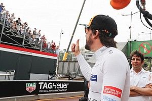Así son los botines conmemorativos de Alonso por su 300º Gran Premio