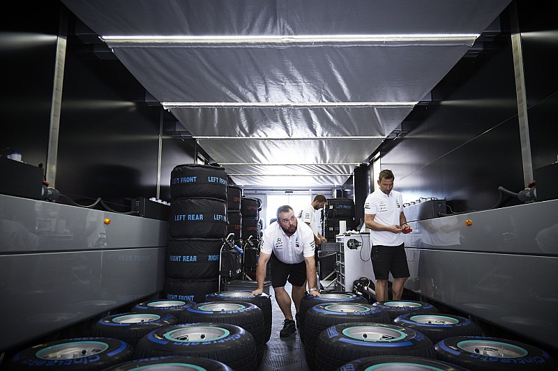 Pirelli отвергла обвинения в фаворитизме Mercedes