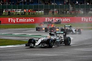Amikor Hamilton majdnem belerohan a biztonsági autóba: videó