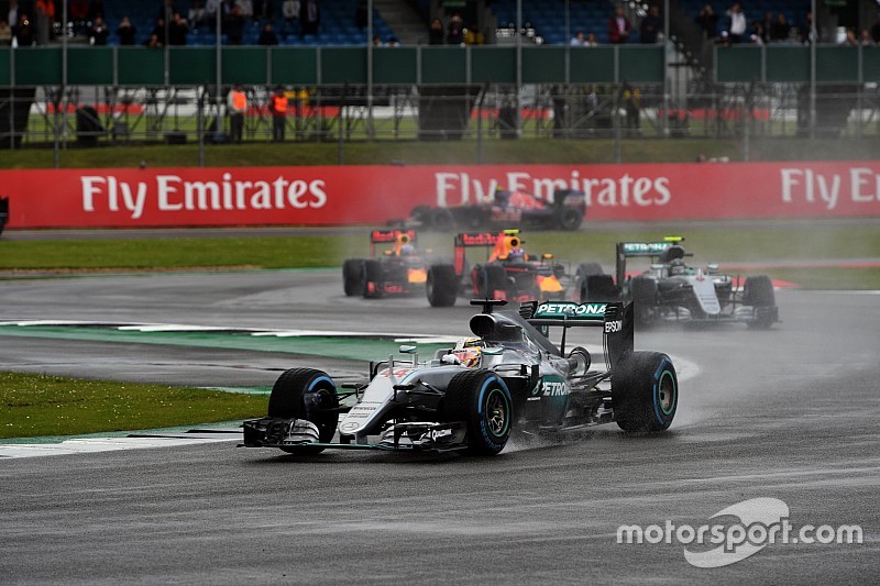 Amikor Hamilton majdnem belerohan a biztonsági autóba: videó