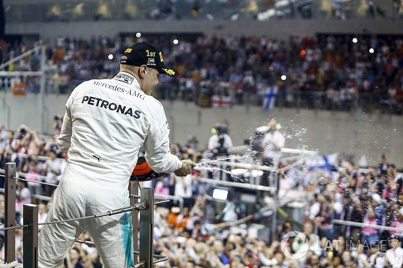 Bottas acaba 2017 con su tercera victoria y Alonso en los puntos