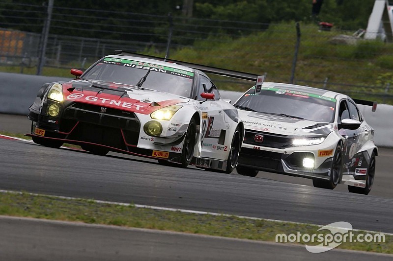 富士24時間スタート8時間経過、99号車GT-R逆転トップへ