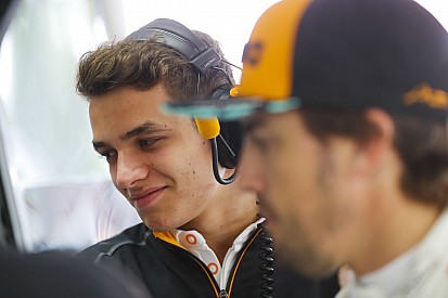 Norris: "Carlos y Fernando están siendo una gran ayuda para mí y McLaren"