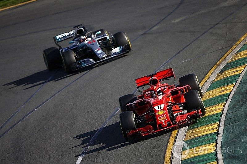 Hamilton no pudo atacar a Vettel por ir limitado con el motor