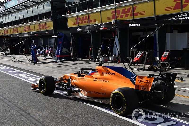 Fernando Alonso, McLaren MCL33 pit stop